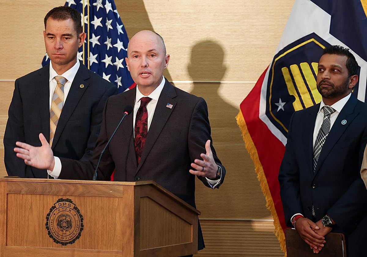 El gobernador de Utah, Spencer Cox, mientras da detalles de la detención.