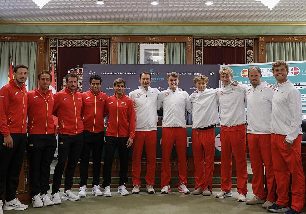 Los miembros de los equipos español y danés se miden en la segunda clasificatoria de la Copa Davis en Marbella.