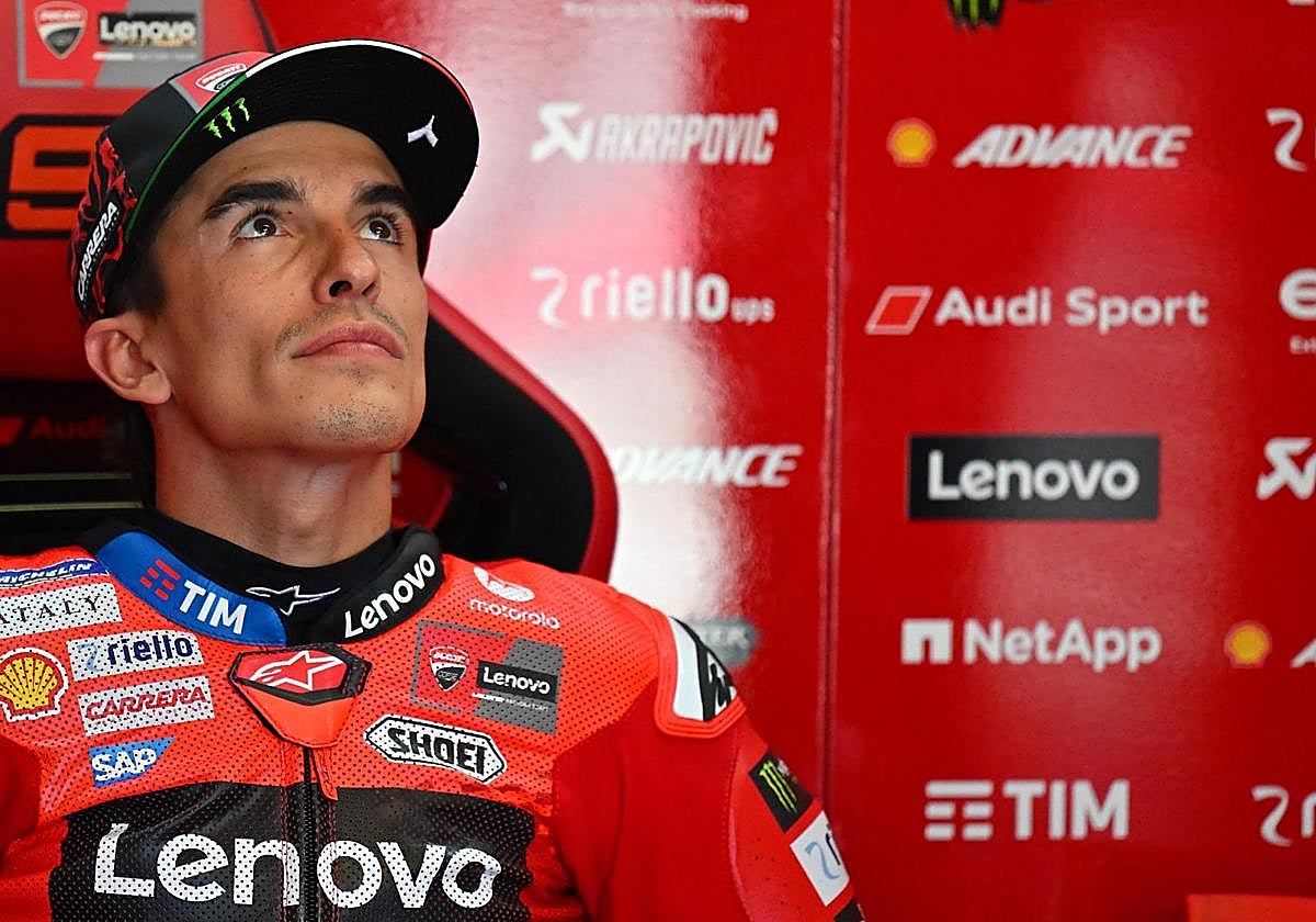 Marc Márquez, atento a los tiempos de sus rivales en Misano.