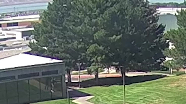 El FBI difunde vídeos del presunto asesino de Charlie Kirk en su huida para pedir ayuda a los ciudadanos