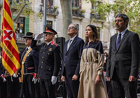 Ofrenda floral al monumento de Rafael Casanova con motivo de la Diana en Barcelona