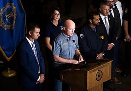 El gobernador de Utah, Spencer Cox, habla en una conferencia de prensa.