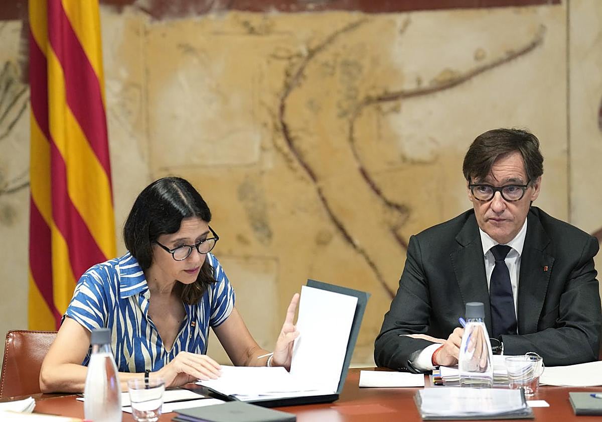 El presidente de la Generalitat, Salvador Illa, junto a la consellera de Interior Nùria Parlon