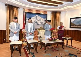 La ex presidenta del Tribunal Supremo Sushila Karki, al jurar este viernes como primera ministra interina de Nepal.