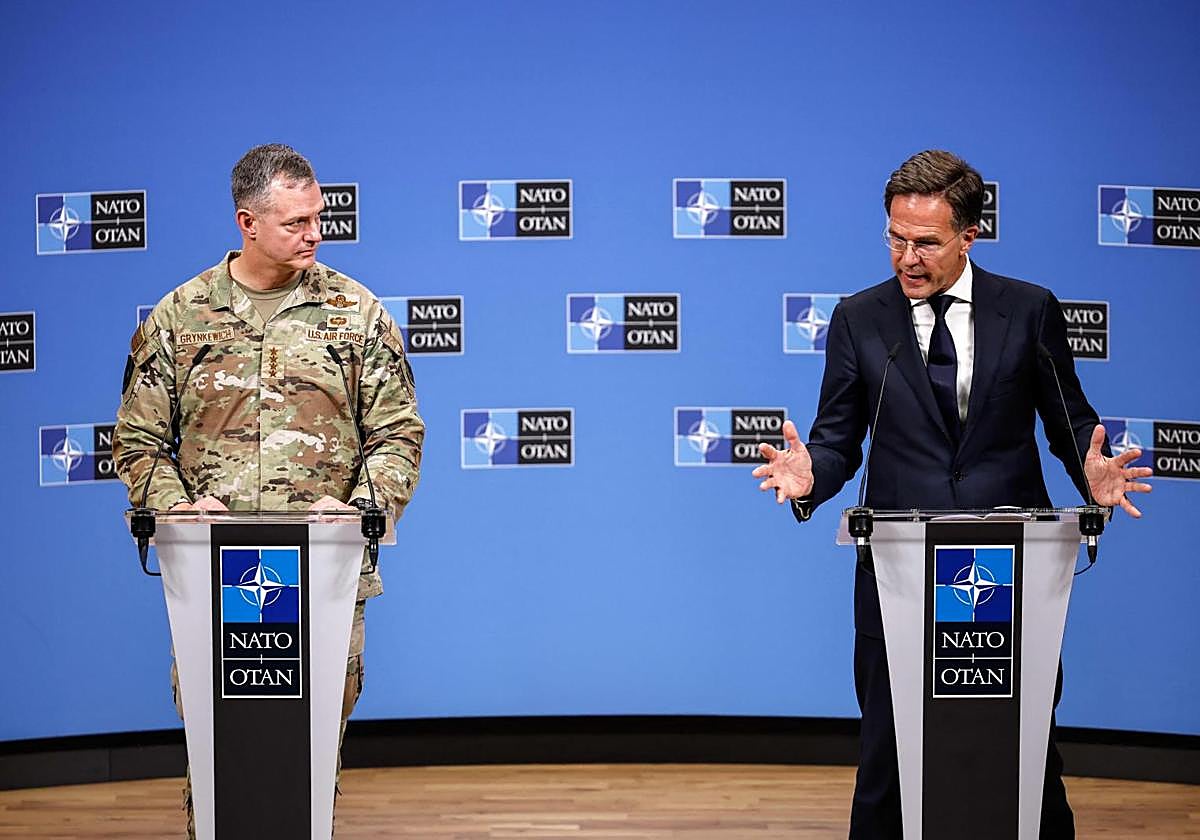 El comandante jefe, Alexus Grynkewich, y el secretario general de la OTAN, Mark Rutte, en la rueda de prensa de este viernes.