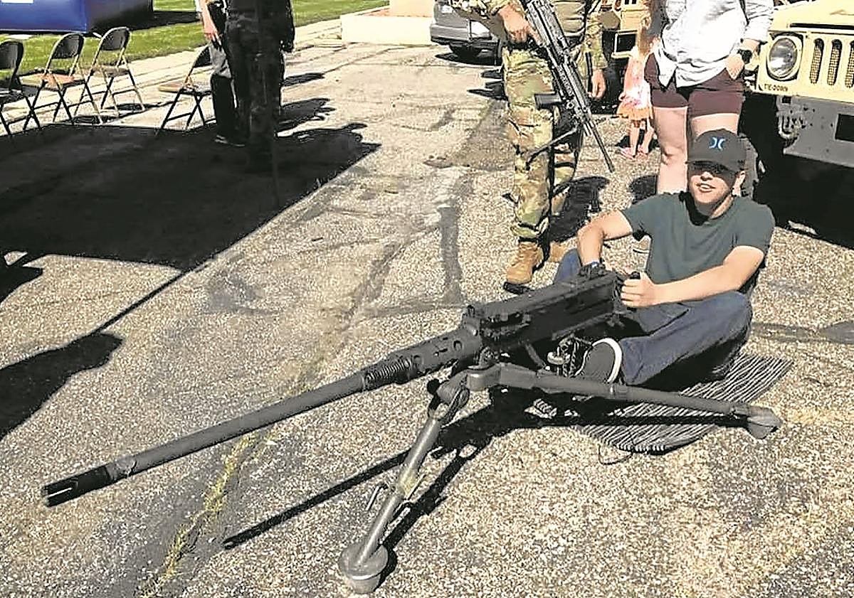 Imagen principal - Tyler Robinson, en una combinación de imágenes.