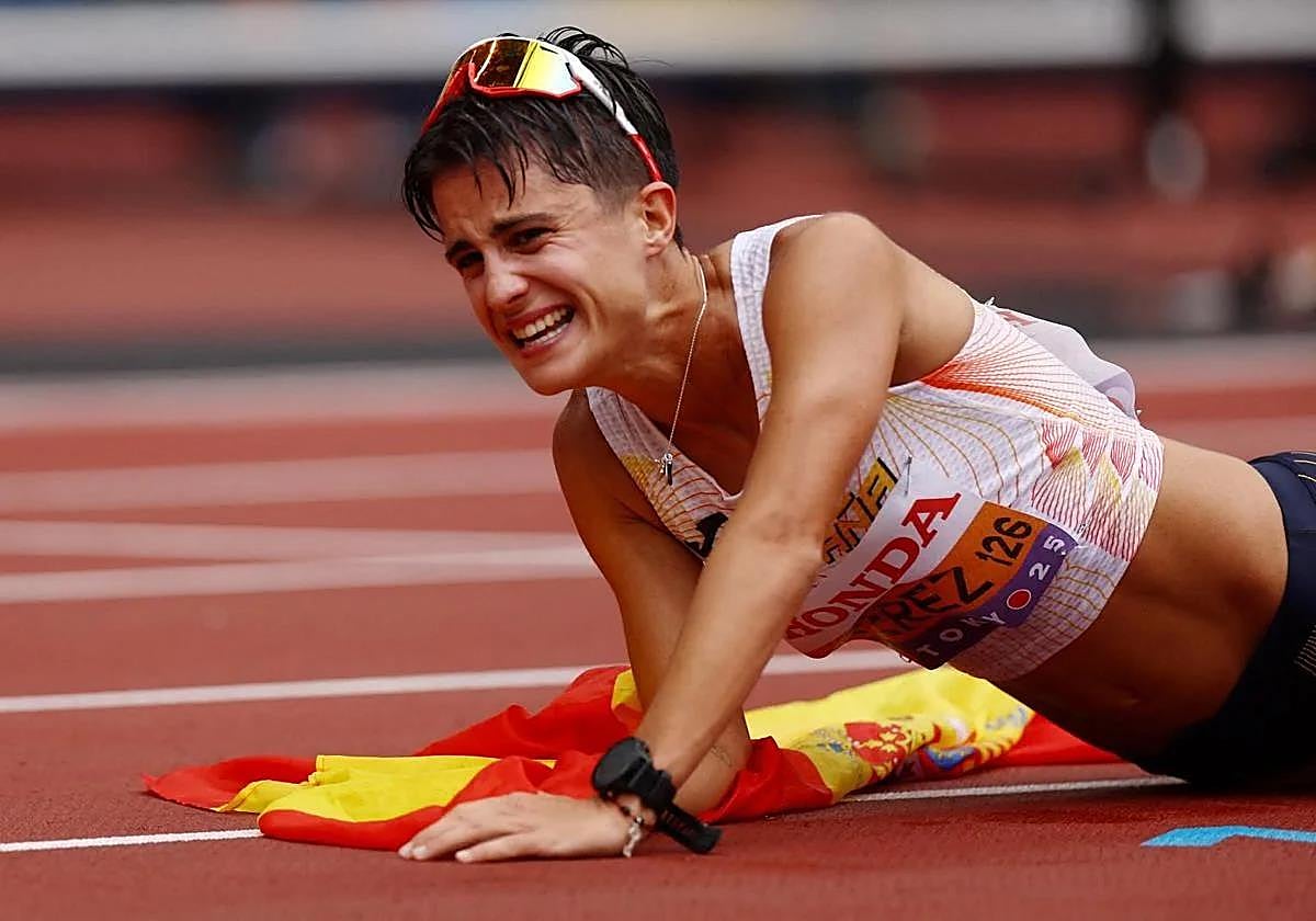 María Pérez rompe a llorar tras cruzar la meta de los 35 kilómetros marcha del Mundial de Tokio.