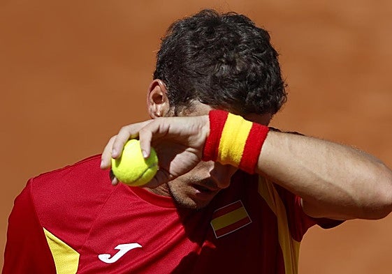 Pablo Carreño se seca el sudor en el partido ante Rune en Marbella.
