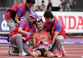 Kawano es atendido por los médicos tras desplomarse en el estadio.