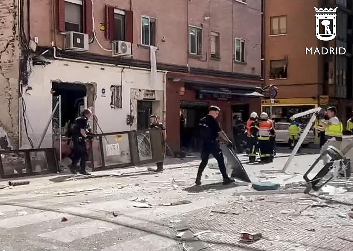 Imagen principal - Los servicios de emergencias trabajan en el lugar de la explosión.