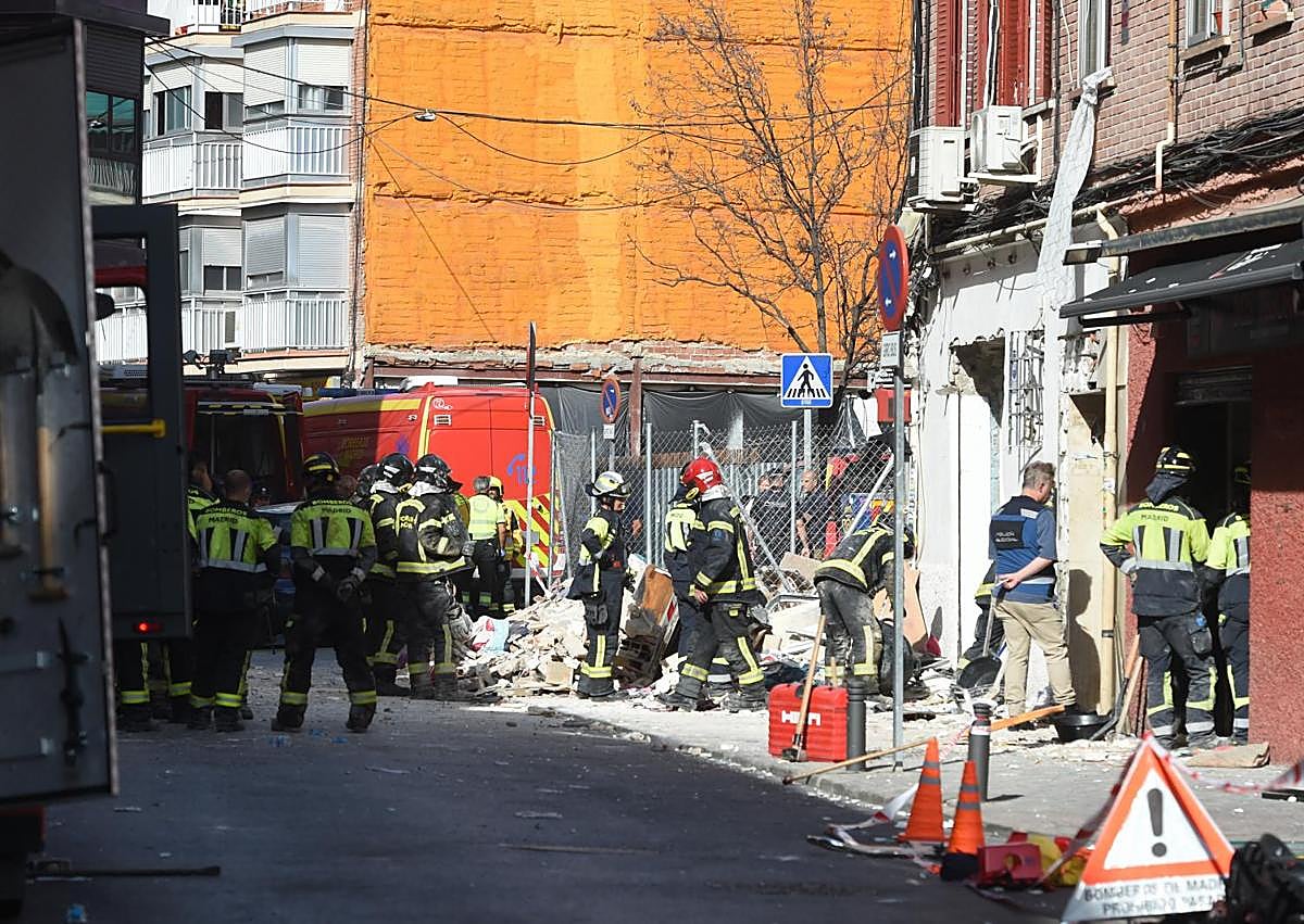 Imagen secundaria 1 - Los servicios de emergencias trabajan en el lugar de la explosión.