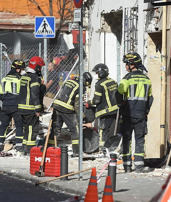 Imagen secundaria 2 - Los servicios de emergencias trabajan en el lugar de la explosión.