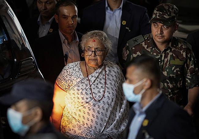 Sushila Karki visita a las víctimas de las protestas en el hospital de Katmandú.