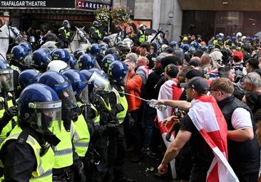 Manifestantes de extrema derecha atacan a la Policía durante una marcha en Londres
