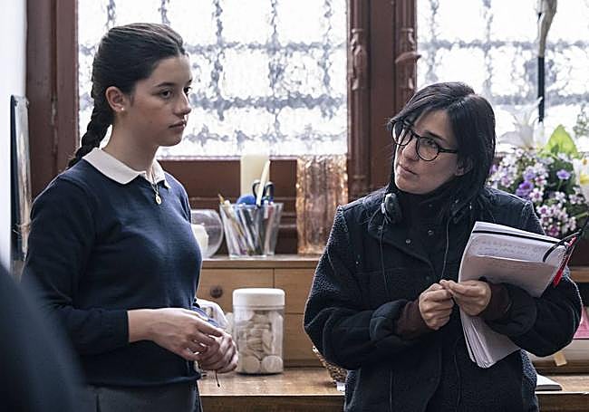 Blanca Soroa y Alauda Ruiz de Azúa en el rodaje de 'Los domingos'.