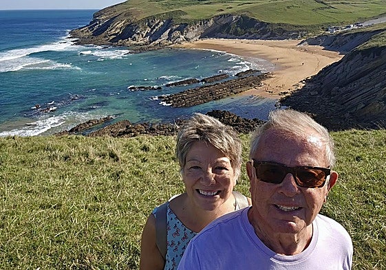 El matrimonio rescatado de morir ahogado en Ubiarco en una foto del pasado sábado donde se aprecia la playa de Tagle, junto a la de Ubiarco.