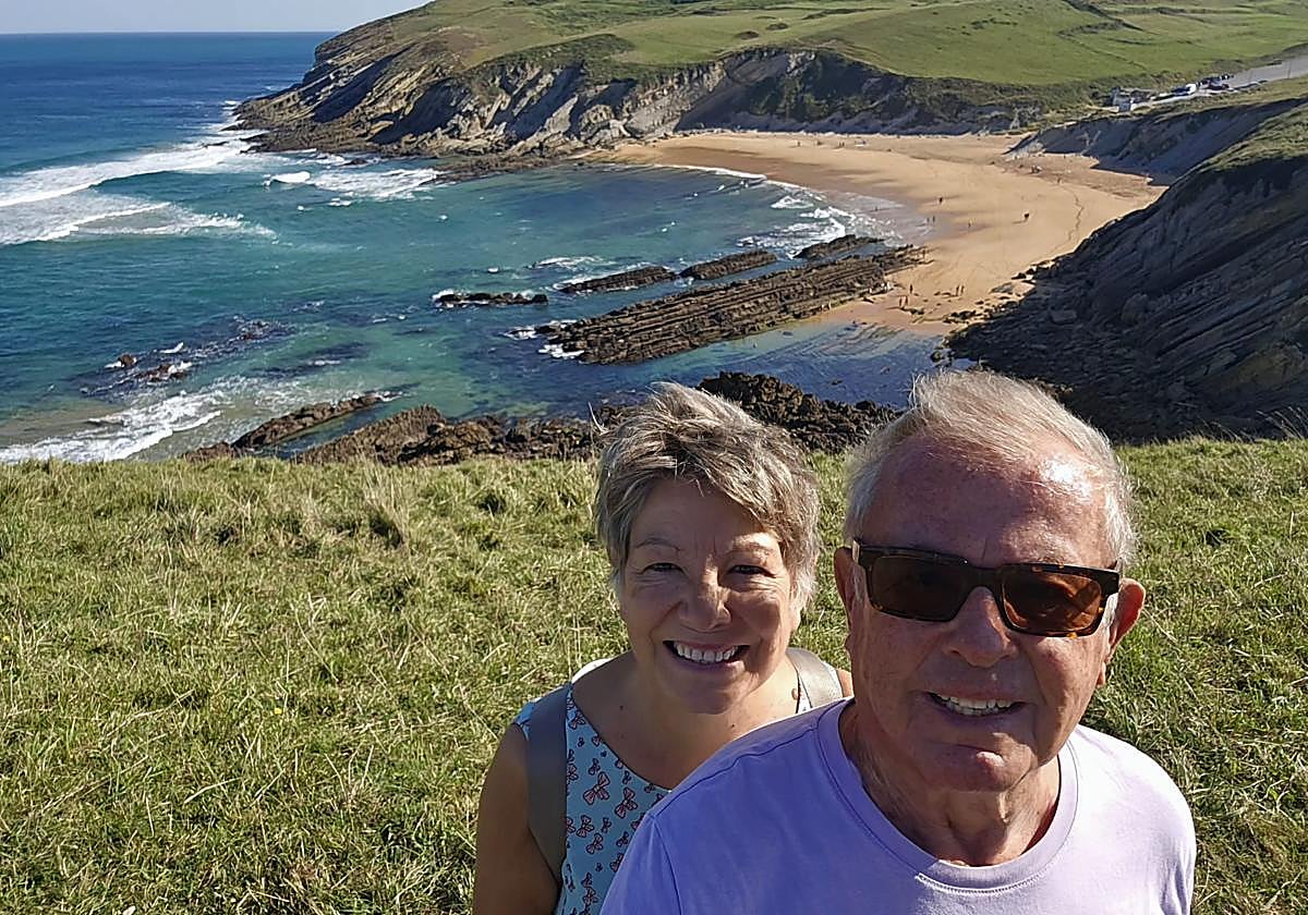 El matrimonio rescatado de morir ahogado en Ubiarco en una foto del pasado sábado donde se aprecia la playa de Tagle, junto a la de Ubiarco.
