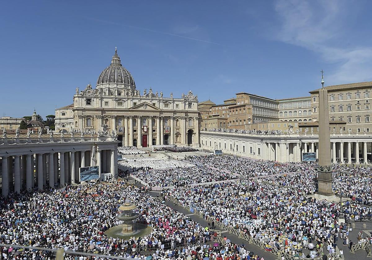 Centenares de personas durante la canonización de Carlo Acutis, en la Plaza de San Pedro del Vaticano.