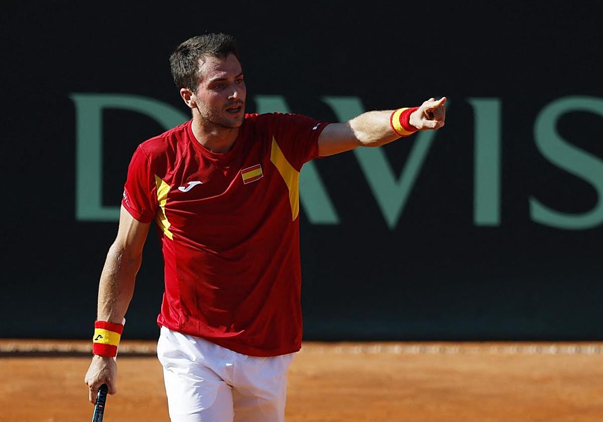 Pedro Martínez señala a la grada tras ganarle un punto a Rune.