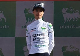 Matthew Riccitello, ayer tras la etapa de la Bola del Mundo, donde consiguió enfundarse el maillot blanco al mejor joven.