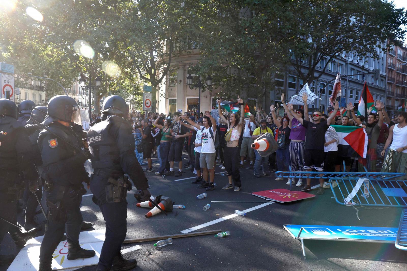 La Policía intenta persuadir a los manifestantes que han cortado el Paseo del Prado