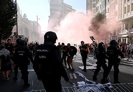 Las manifestaciones y las cargas policiales en la última etapa de la vuelta, en imágenes
