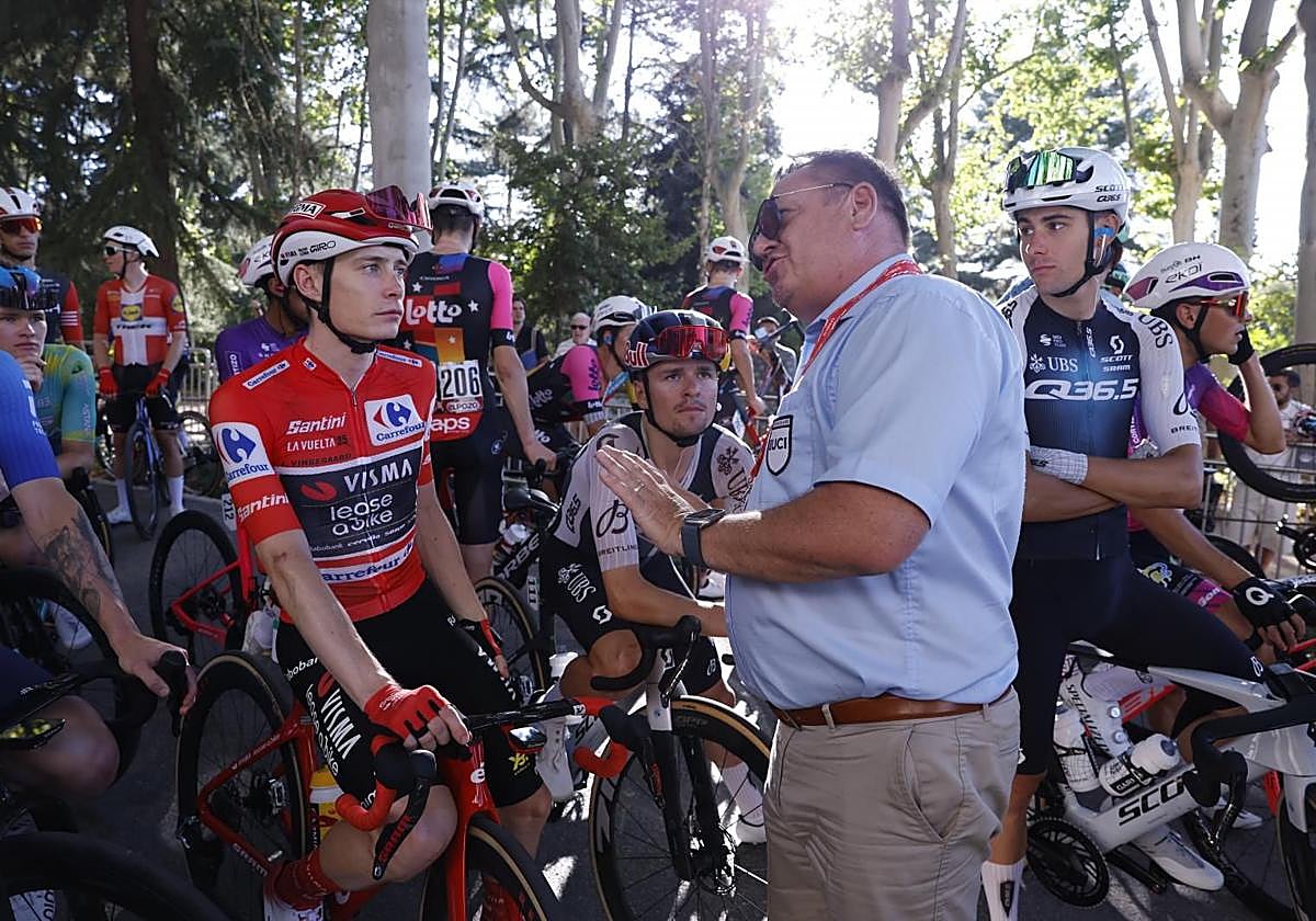 Momento en el que el comisario de la UCI comunica a Jonas Vingegaard y al resto de ciclistas la finalización anticipada de la Vuelta a España.