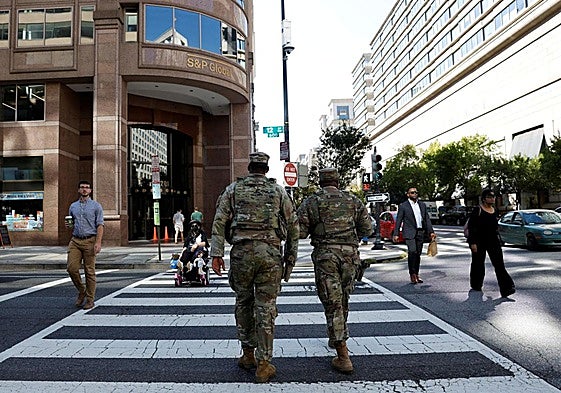 Miembros de la Guardia Nacional patrullan por una calle de Washington D.C.