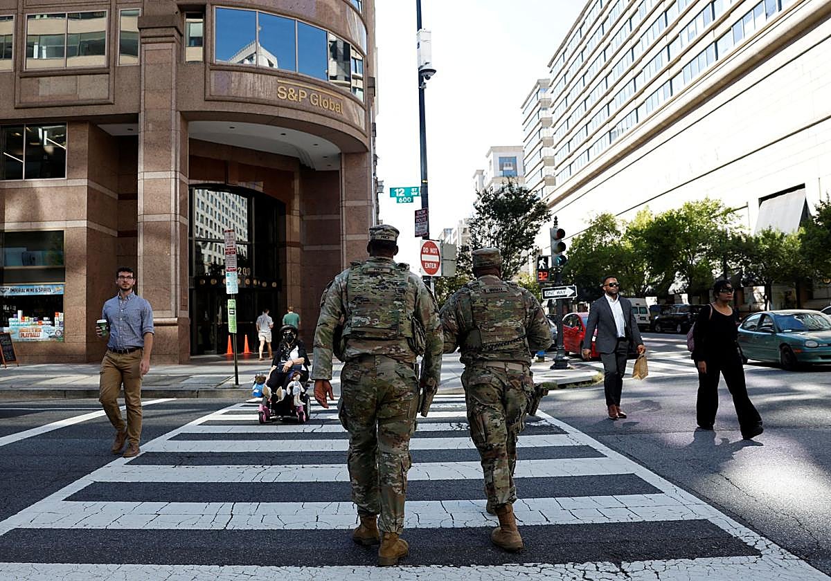 Miembros de la Guardia Nacional patrullan por una calle de Washington D.C.