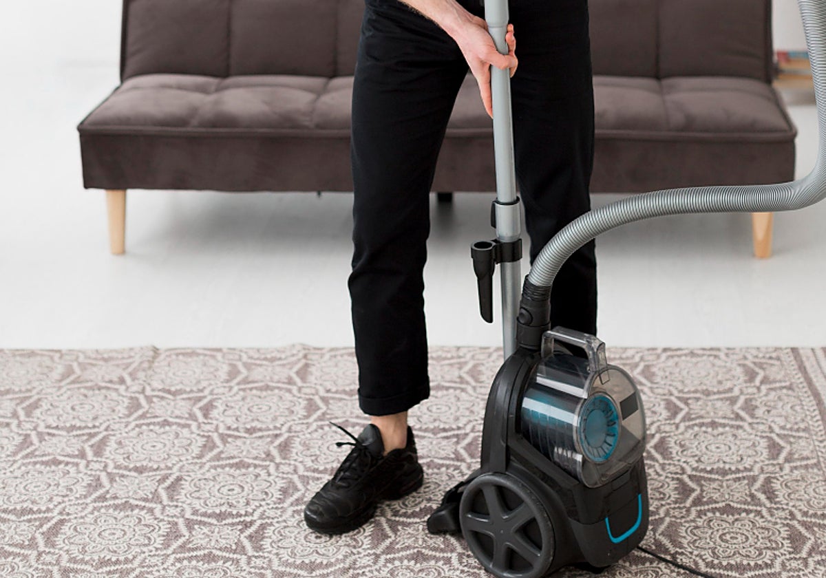 La solución para una limpieza profunda de sofás y alfombras es esta aspiradora con agua para tapicería