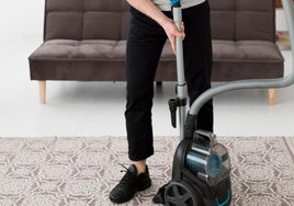 La solución para una limpieza profunda de sofás y alfombras es esta aspiradora con agua para tapicería