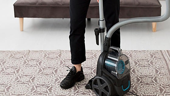 La solución para una limpieza profunda de sofás y alfombras es esta aspiradora con agua para tapicería