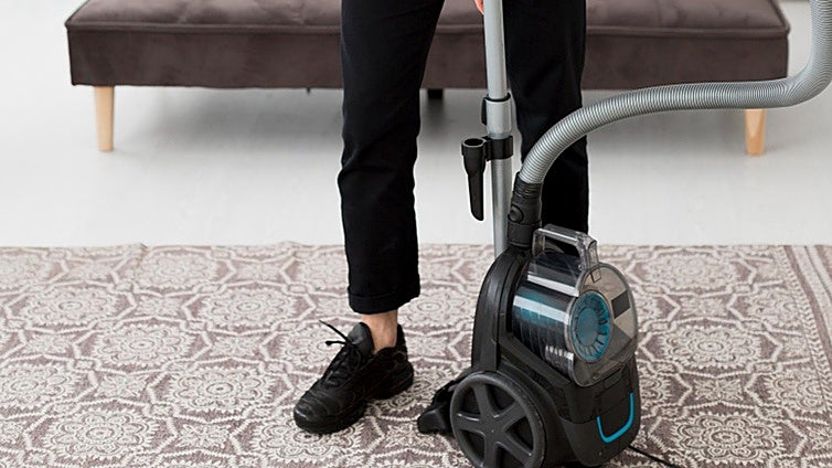 La solución para una limpieza profunda de sofás y alfombras es esta aspiradora con agua para tapicería