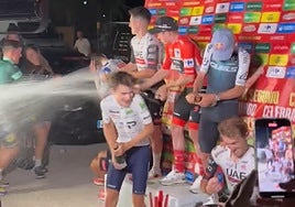 Podio improvisado en un parking del hotel