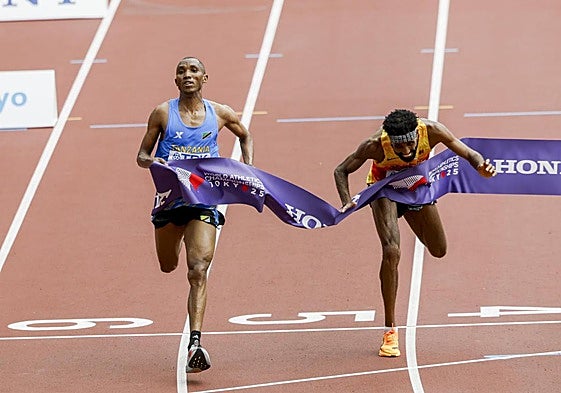 El tanzano Alphonce Felix Simbu superó a Amanal Petros.