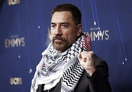 Bardem con el puño cerrado y el pañuelo palestino.