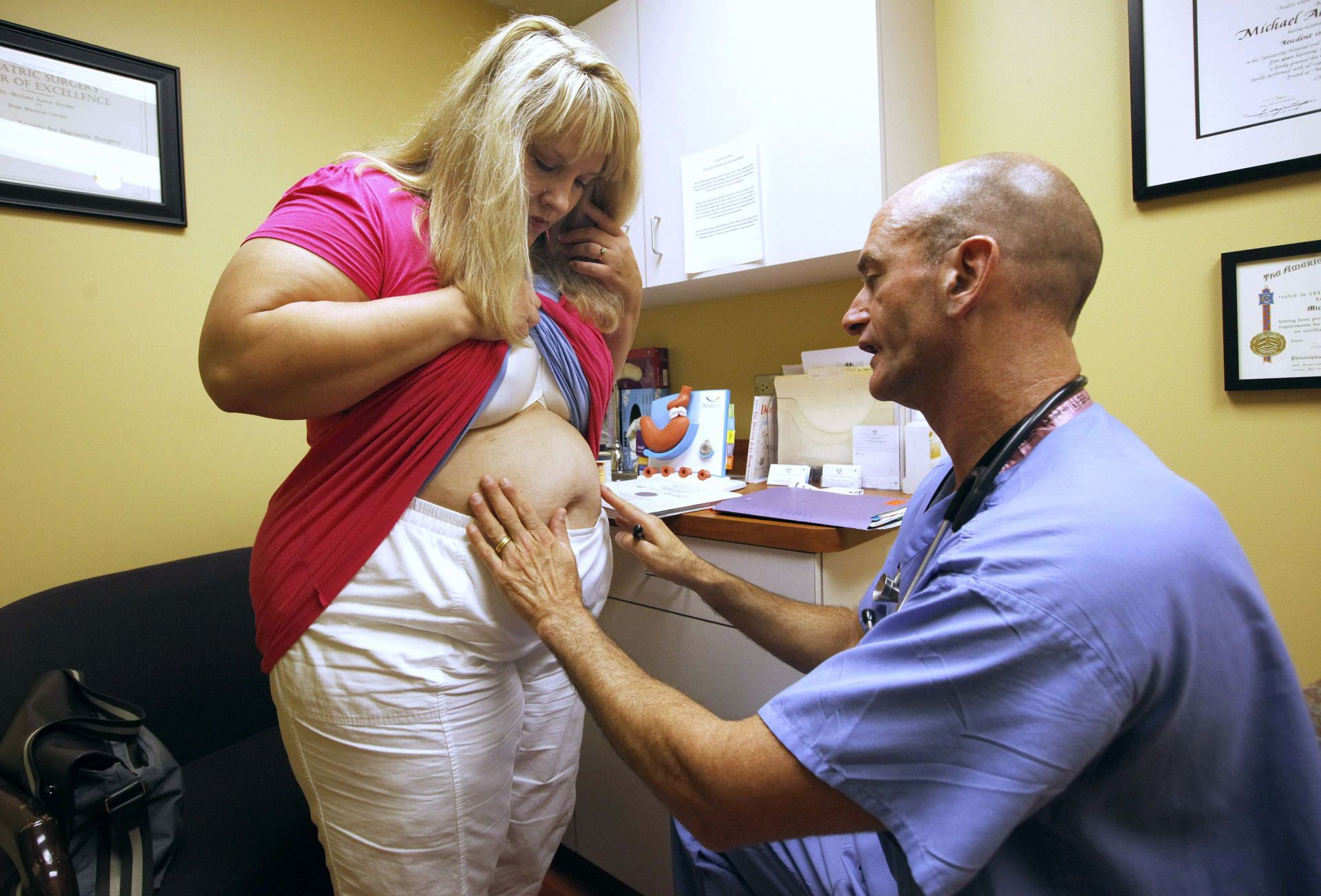 Imagen de archivo de un cirujano bariátrico con una paciente con sobrepeso.