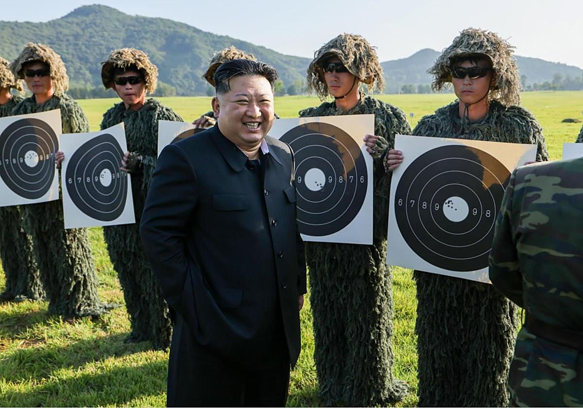 Kim Jong-un supervisa un entrenamiento de sus tropas.