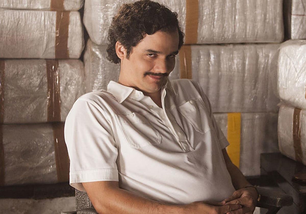 Imagen principal - Arriba, Wagner Moura, en 'Narcos'; debajo, Chris Brancato durante su rueda de prensa y un fotograma de 'El padrino de Harlem'.