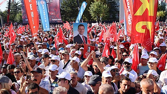 Ola de protestas por el inicio del juicio contra el principal partido de la oposición en Turquía