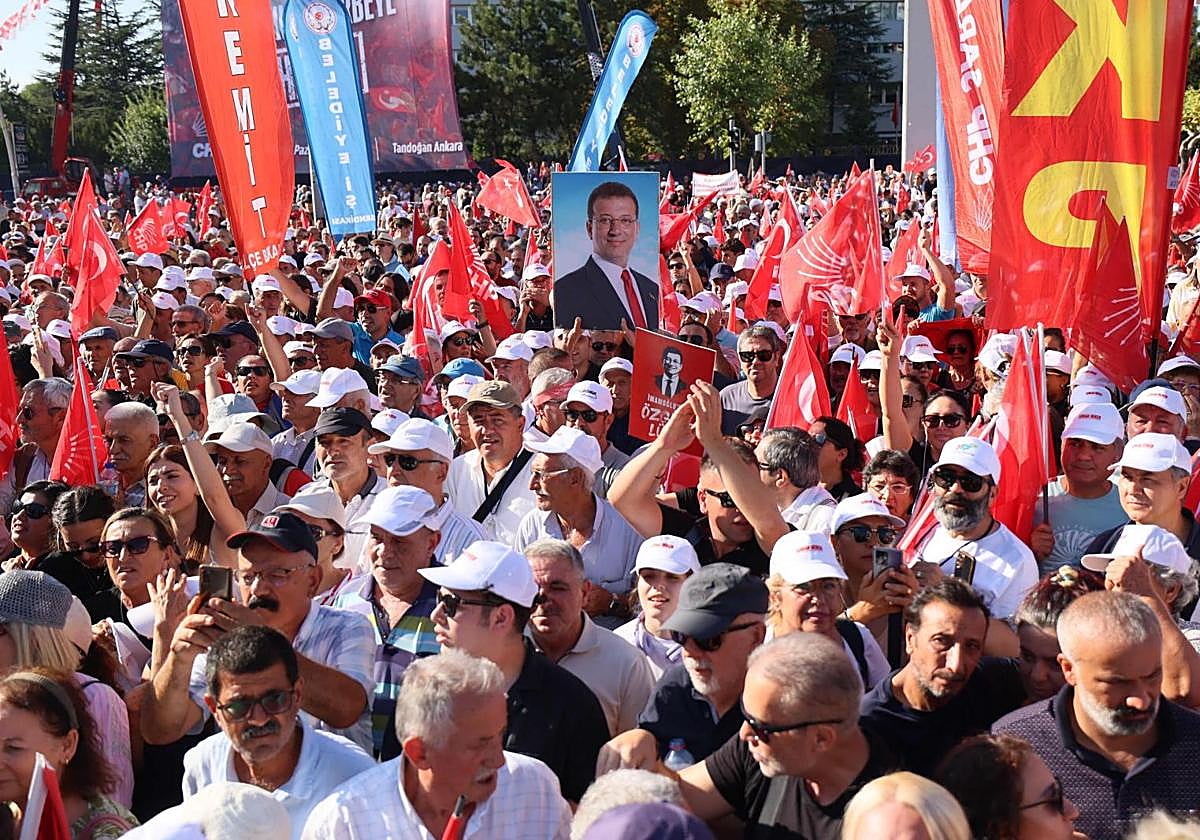 Simpatizantes del principal partido de la oposición, el CHP, en una manifestación en Ankara el domingo.