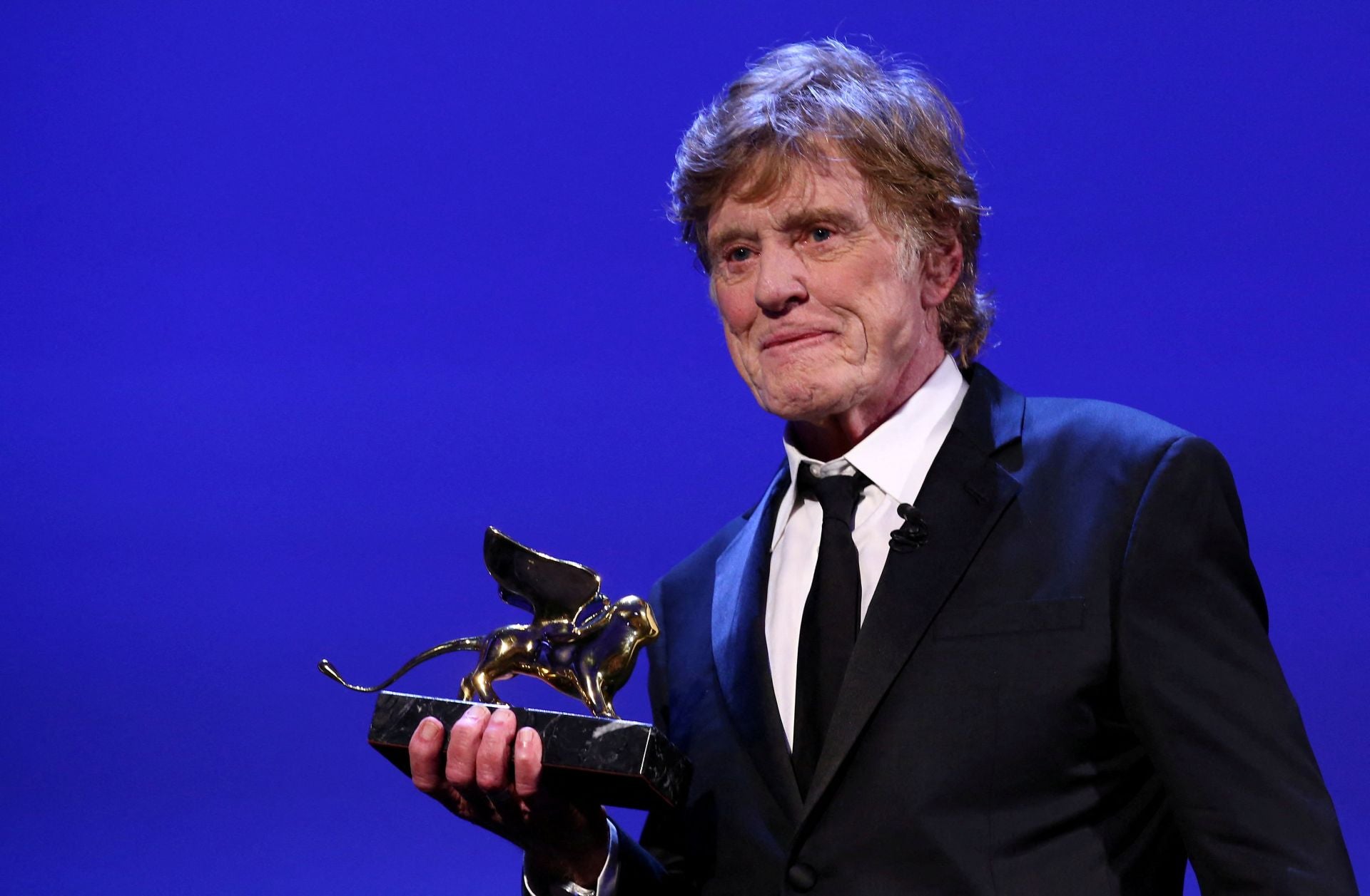﻿El actor Robert Redford recibe el León de Oro a toda una carrera durante la 74ª edición del Festival de Cine de Venecia el 1 de septiembre de 2017.