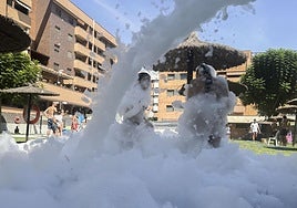 Bañistas se refrescan en una piscina.