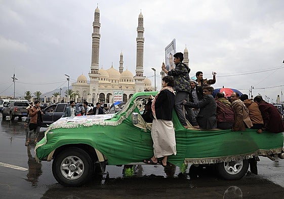 Rebelde hutíes en el funeral de uno de los milicianos.