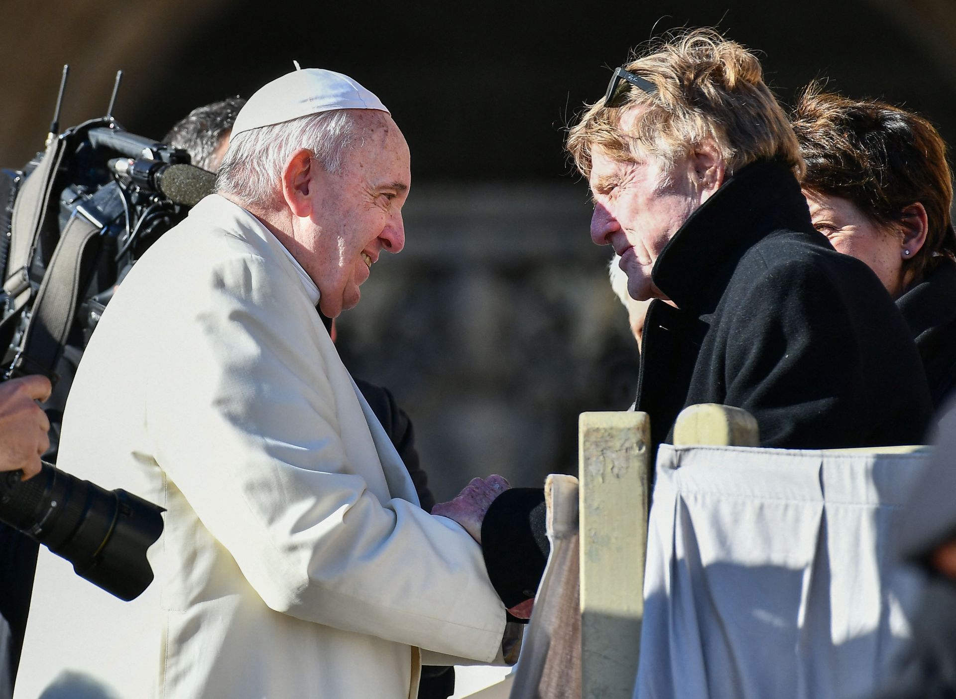Robert Redford  saluda al papa Francisco durante la audiencia general semanal en la Plaza de San Pedro, en el Vaticano el 4 de diciembre de 2019.