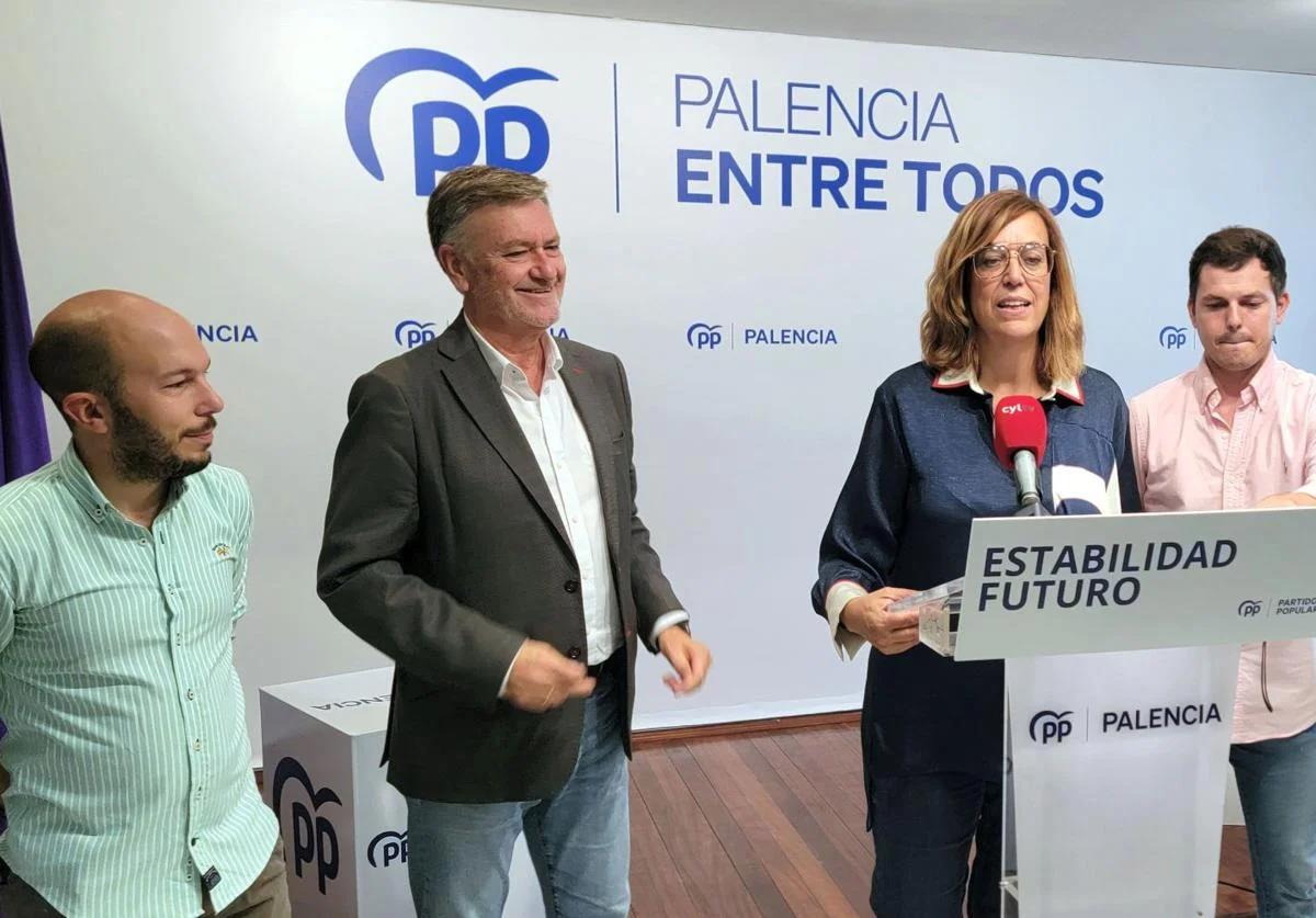 La presidenta del PP de Palencia, Ángeles Armisén, con Francisco Vázquez, a la izquierda.