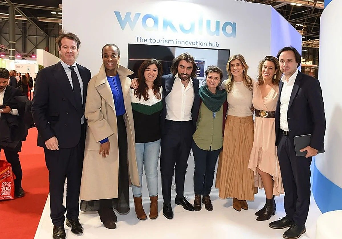 Javier Hildalgo, cuarto por la izquierda, con Begoña Gómez, tercera por la derecha, en un evento de Wakalua en Fitur en enero de 2020
