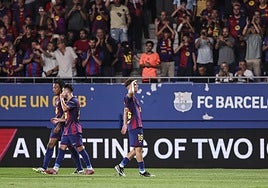 Los jugadores del Barcelona celebran uno de los tantos de Fermín en el Johan Cruyff.