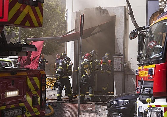 Bomberos trabajan en un incendio en una cocina de un restaurante en el distrito madrileño de Chamberí.