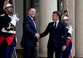 Saludo entre Nawrocki y Macron en París.